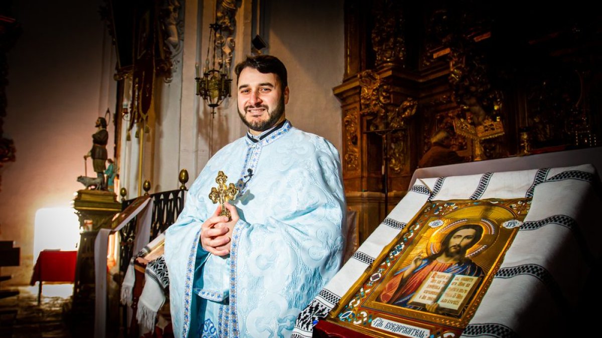 <p dir="ltr">La comunidad ortodoxa rumana lleva <strong>desde el año 2009 celebrando su culto religioso en la ermita Virgen del Mirón,</strong> perteneciente a la parroquia de Santa María la Mayor, gracias a un convenio de cesión de uso que autorizó la Diócesis de Osma-Soria con el Obispado Ortodoxo Rumano de España y Portugal y que en la actualidad sigue vigente. Es una de las comunidades más extendidas, junto con la musulmana. Pero también hay otras confesiones, como los evangélicos, los adventistas y los testigos de Jehová.</p>

<p dir="ltr">“Al no tener la ermita del Mirón un culto ordinario, se decidió compartirla con la Iglesia ortodoxa”, según explica el delegado de Ecumenismo y Diálogo interreligioso de la Diócesis de Osma-Soria, Daniel Madrid, ya que la Diócesis sólo la utiliza de mayo a octubre, para eventos, principalmente para bodas.</p>

<p dir="ltr">Así, los rumanos ortodoxos se dan cita los domingos en la ermita del Mirón para participar en la celebración de la misa desde las 10.30 hasta las 12.00 horas aproximadamente. El convenio, firmado el 28 de septiembre de 2009 en la Casa diocesana de Soria y que se renueva cada dos años, fue “fruto del significativo aumento del número de rumanos ortodoxos que habitan en Soria, así como del deseo de ambas Iglesias hermanas para ayudar a los fieles rumanos a vivir la fe en espíritu de fraterna colaboración, dando testimonio de Cristo”, añade Madrid. Un contacto que se mantenía de manera habitual con ésta y otras confesiones, pero que se perdió con la pandemia y ahora se está empezando a retomar.</p>

<p dir="ltr">Daniel Madrid constata que lo que persigue el Ecumenismo es la unidad. “Tiene un siglo de existencia y llama a la unidad de los cristianos”, recuerda, como ya se celebra la semana de la Fe. “Fundamentalmente nuestro trabajo es el diálogo interreligioso”, el trabajo activo de buscar puntos en común y unificar la división dentro del propio cristianismo.</p>

<p dir="ltr">Cree que la sociedad soriana sufre a todos los efectos el problema de la despoblación y además una población muy envejecida. De hecho, constata que <strong>en la Diócesis de Osma-Soria hay más de 500 parroquias</strong>, aunque en buena parte de ellas no se celebra culto de forma habitual porque las localidades están despobladas, y apenas cuenta con menos de 60 sacerdotes en activo, que tienen el apoyo de otros 30 jubilados.</p>

<p dir="ltr">En relación con la gente joven, ve que está muy condicionada por la carencia religiosa: “Hay una secularización muy patente de la sociedad que hace limitar cada vez más la creencia religiosa, para que se lleve a lo particular o en los lugares de culto”. </p>

<p dir="ltr">En este sentido, insiste en que no tiene que ser algo por lo que la gente se tenga que esconder: “Hay que llamar al respeto mientras no interfiera en la convivencia porque la confesión religiosa no es una ideología”. </p>

<p dir="ltr">FOTOGRAFO: MARIO TEJEDOR</p>