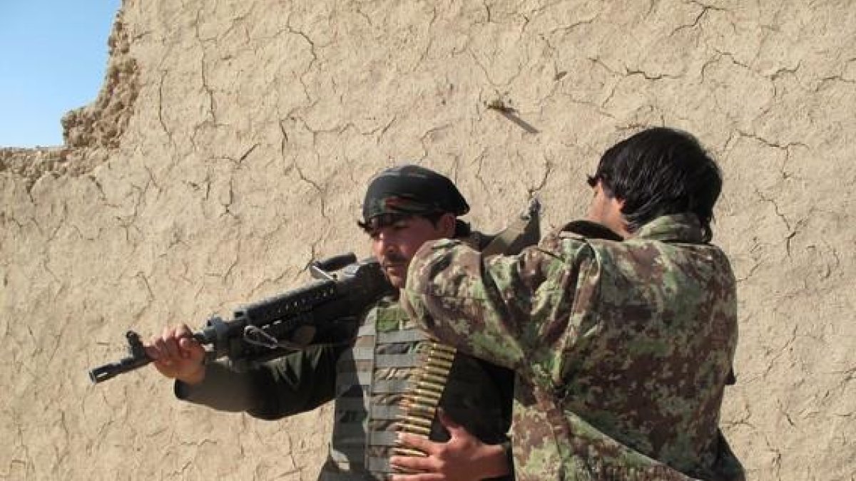 Soldados afganos se preparan para entrar en combate.-AFP / NOOR MOHAMMAD