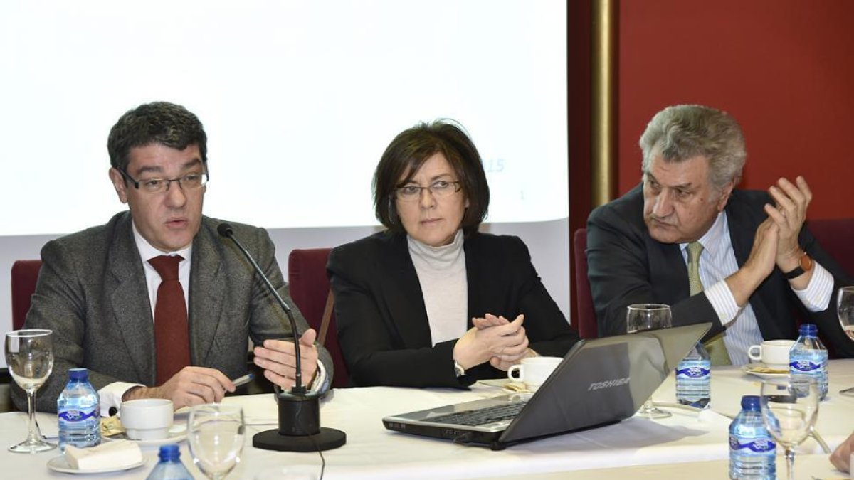 Álvaro Nadal preside el encuentro con empresarios y candidatos del PP.-VALENTÍN GUISANDE