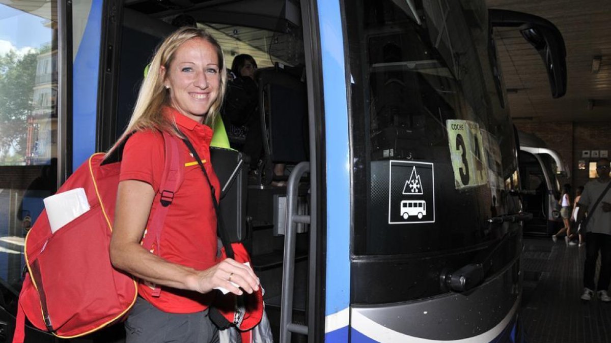 Estela Navascués en el momento de coger ayer el autobús rumbo a Madrid.-Valentín Guisande