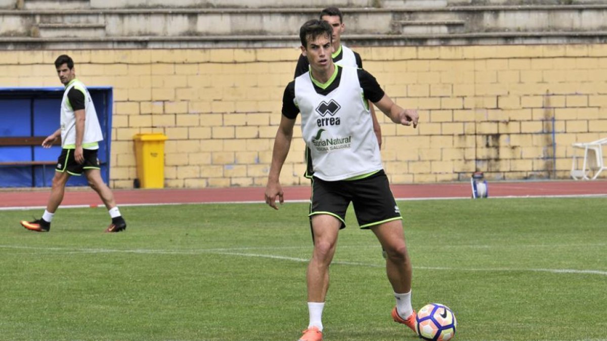 Íñigo Pérez puede regresar al once este sábado ante Ucam Murcia.-VALENTÍN GUISANDE