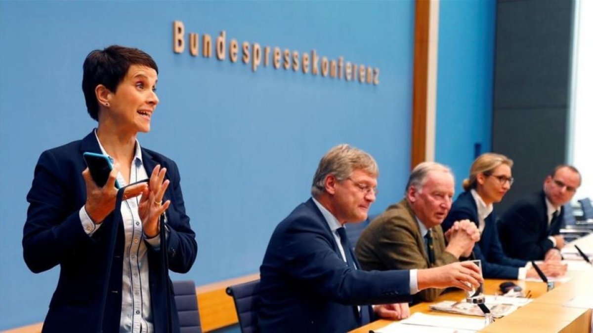 La copresidenta de Alternativa para Alemania (AfD), Frauke Petry, abandona el partido-REUTERS / FABRIZIO BENSCH