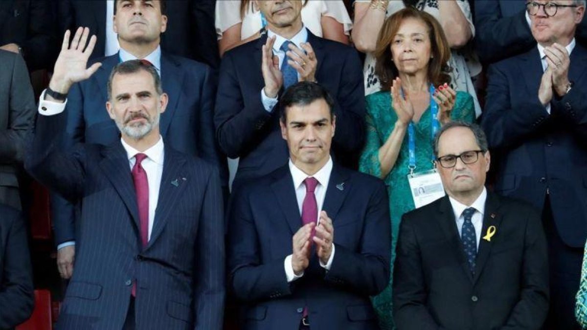 Felipe VI, Pedro Sánchez y Quim Torra, el pasado 22 de junio, durante la inauguración de los Juegos Mediterráneos en Tarragona.-EL PERIÓDICO