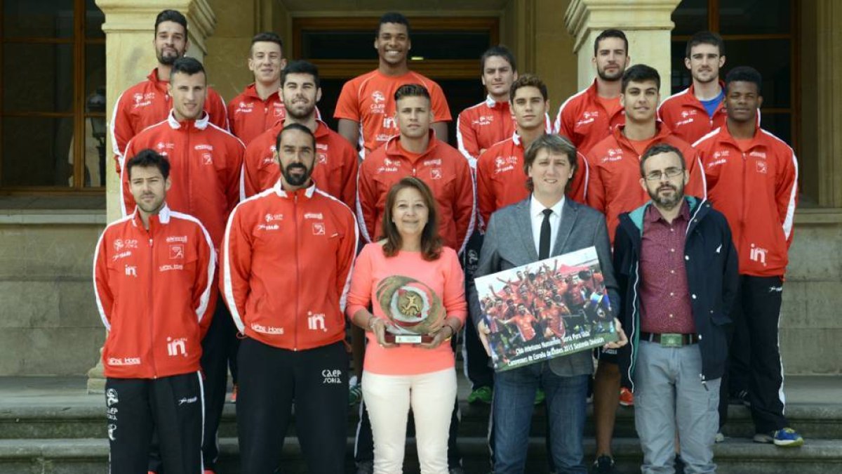 Los integrantes del Club Atletismo Numantino fueron ayer recibidos por el alcalde de Soria, Carlos Martínez Mínguez.-ÁLVARO MARTÍNEZ