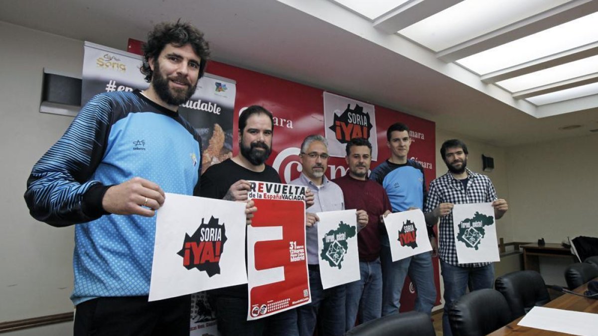 Los representantes del club soriano y de la plataforma, ayer, en la presentación del partido en Teruel.-MARIO TEJEDOR