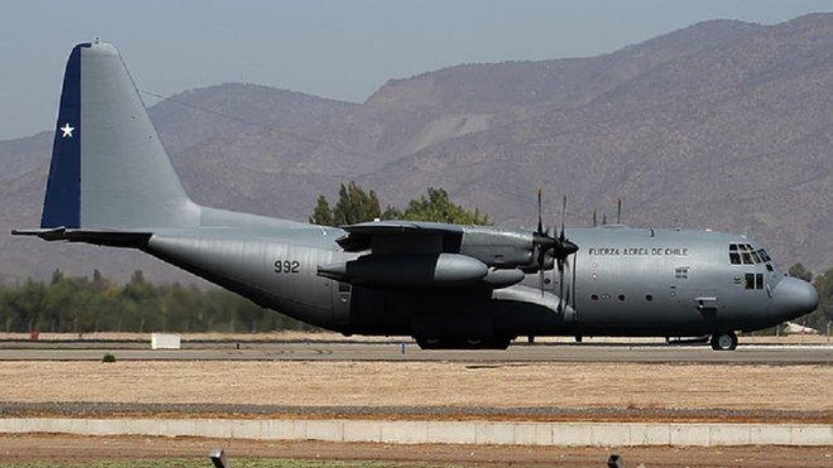 El C130 Hércules pertenece al Grupo de Aviación N° 10 de Chile.-