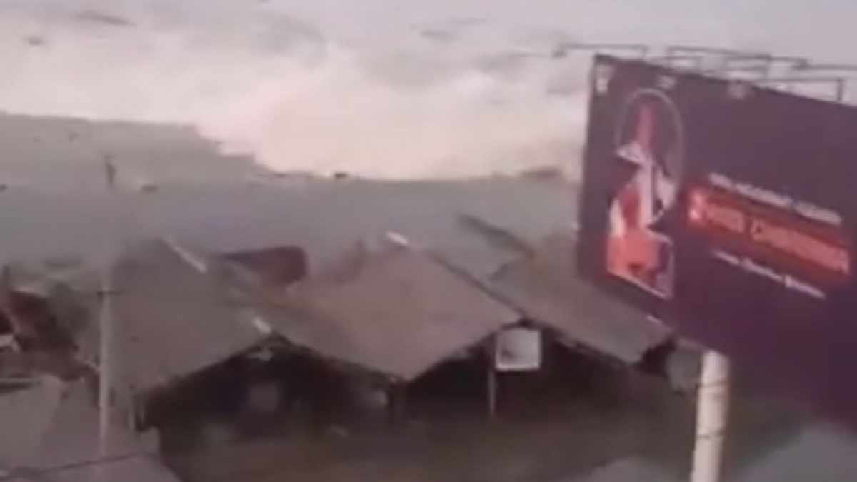 Un vídeo muestra el tsunami en Indonesia.-EL PERIÓDICO