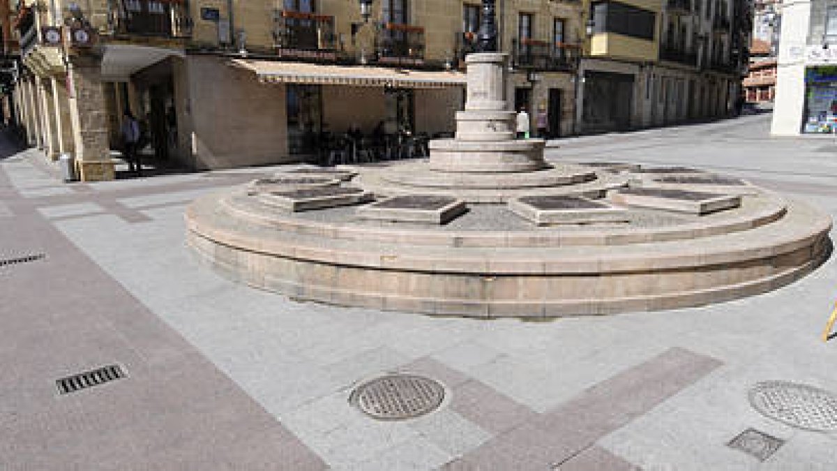 La plaza del Rosel no albergará por el momento el reloj de agua. / VALENTÍN GUISANDE-