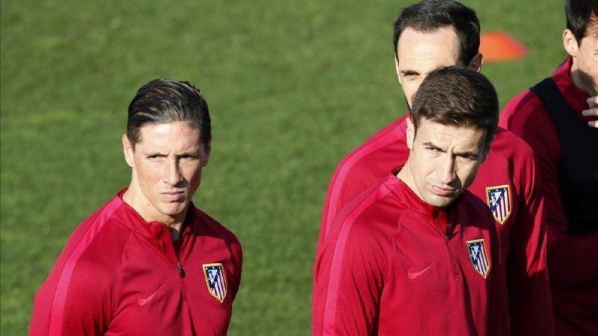 Torres y Gabi, durante el entrenamiento de este martes en la ciudad deportiva del Atlético.-EFE / ÁNGEL DÍAZ