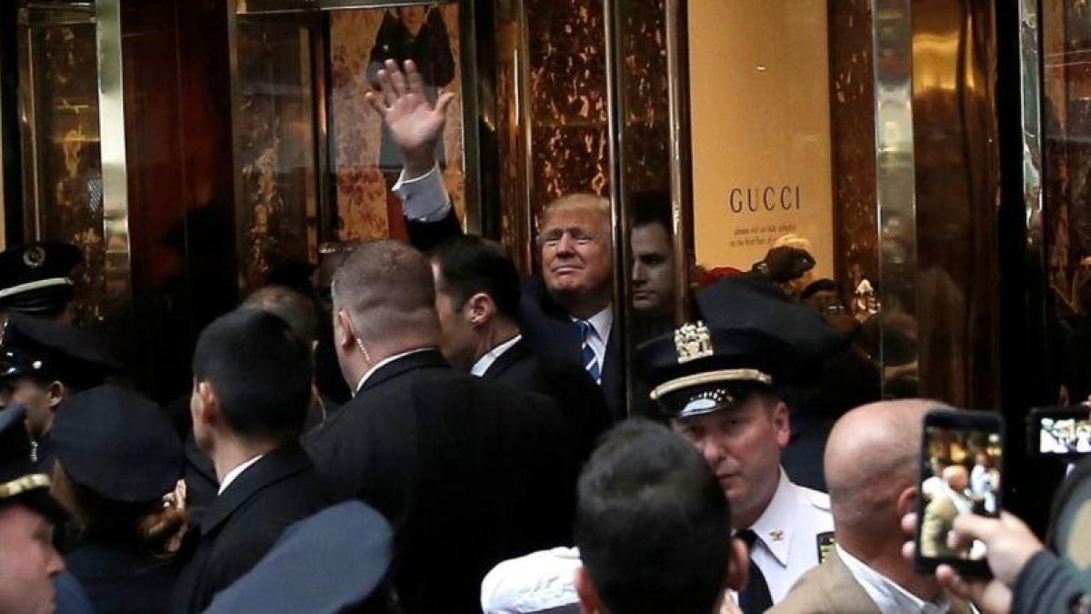 Trump saluda a sus seguidores desde la Trump Tower.-REUTERS / MIKE SEGAR