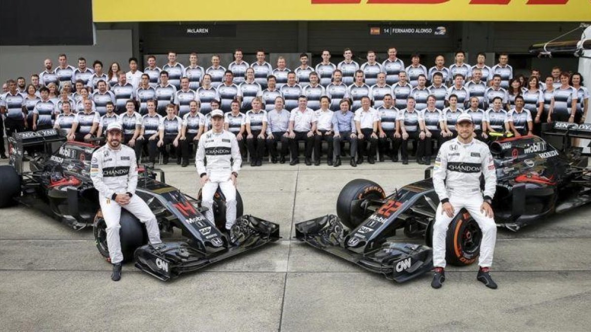 McLaren-Honda al completo en la temporada pasada.-EFE / DIEGO AZUBEL