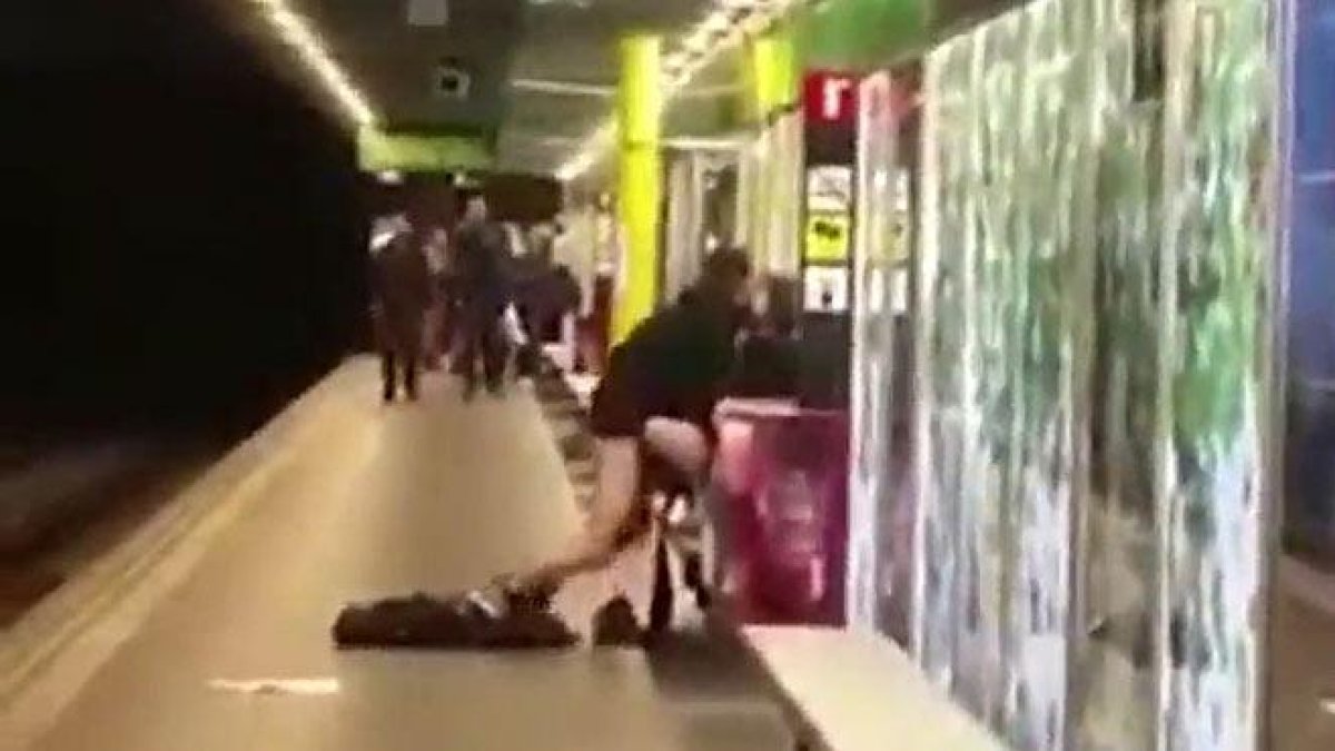 ESTUPOR EN LA ESTACIÓN DE LICEU: El coito en el metro de Barcelona se  produjo antes de medianoche