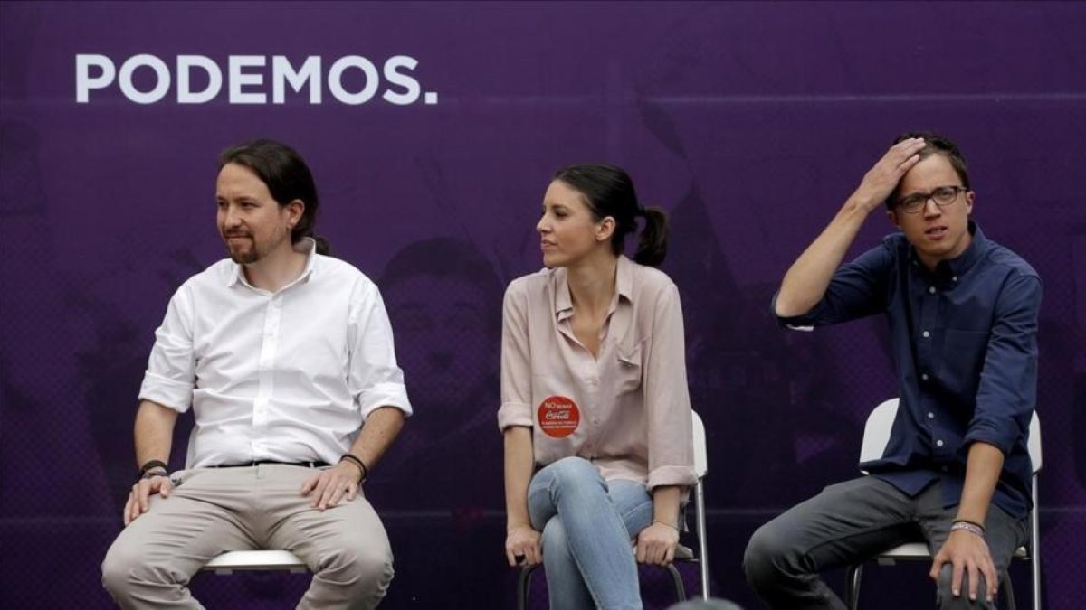 Pablo Iglesias, Irene Montero e Íñigo Errejón en el mítin "Madrid se levante", en la plaza del Museo Reina Sofía.-JOSÉ LUIS ROCA
