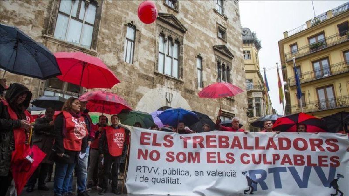 Manifestación de extrabajadores de la radio y televisión valenciana, al cumplirse el tercer aniversario del cierre de Canal 9.-MIGUEL LORENZO