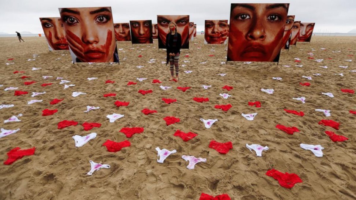 Una manifestación en contra de las violaciones en Brasil siembra de bragas la playa de Copacabana.-SERGIO MORAES / REUTERS