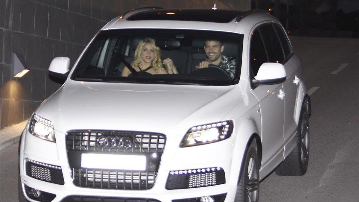 Pique y Shakira, en coche por Barcelona.-