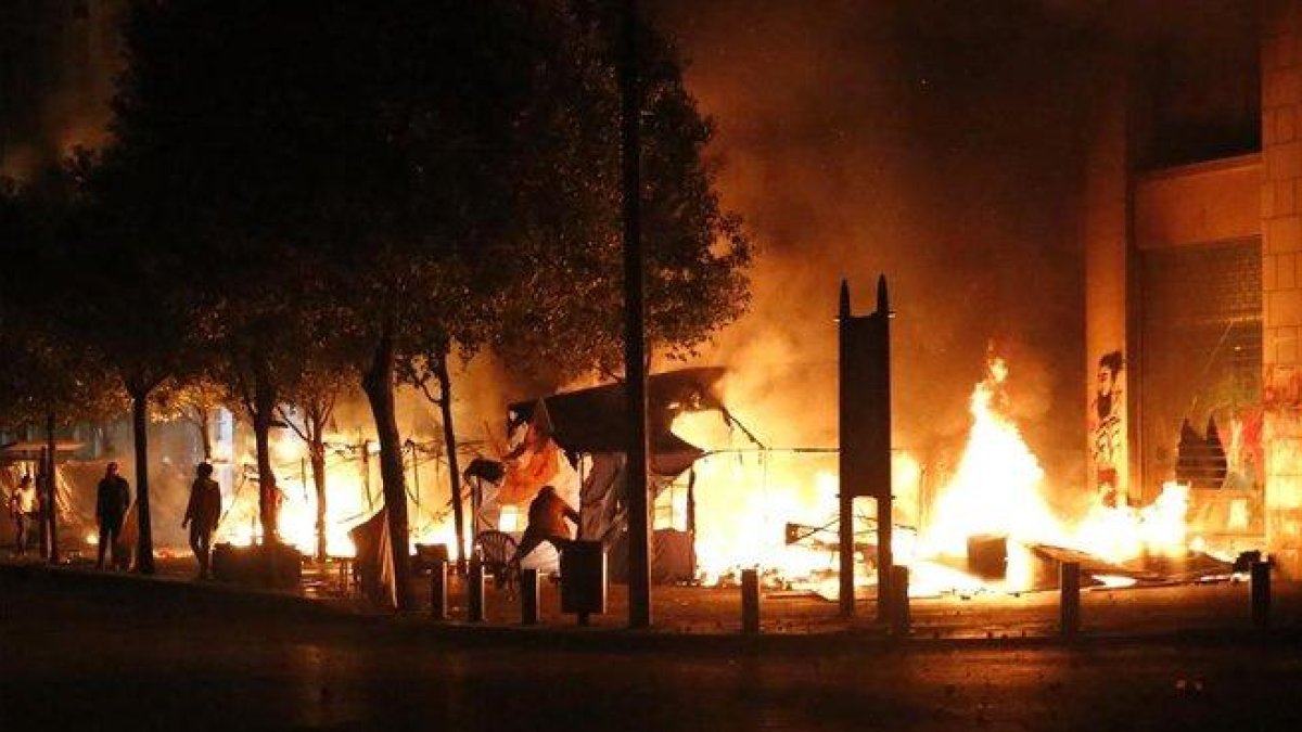 Incendios en las calles de Beirut, junto al Parlamento.-AP
