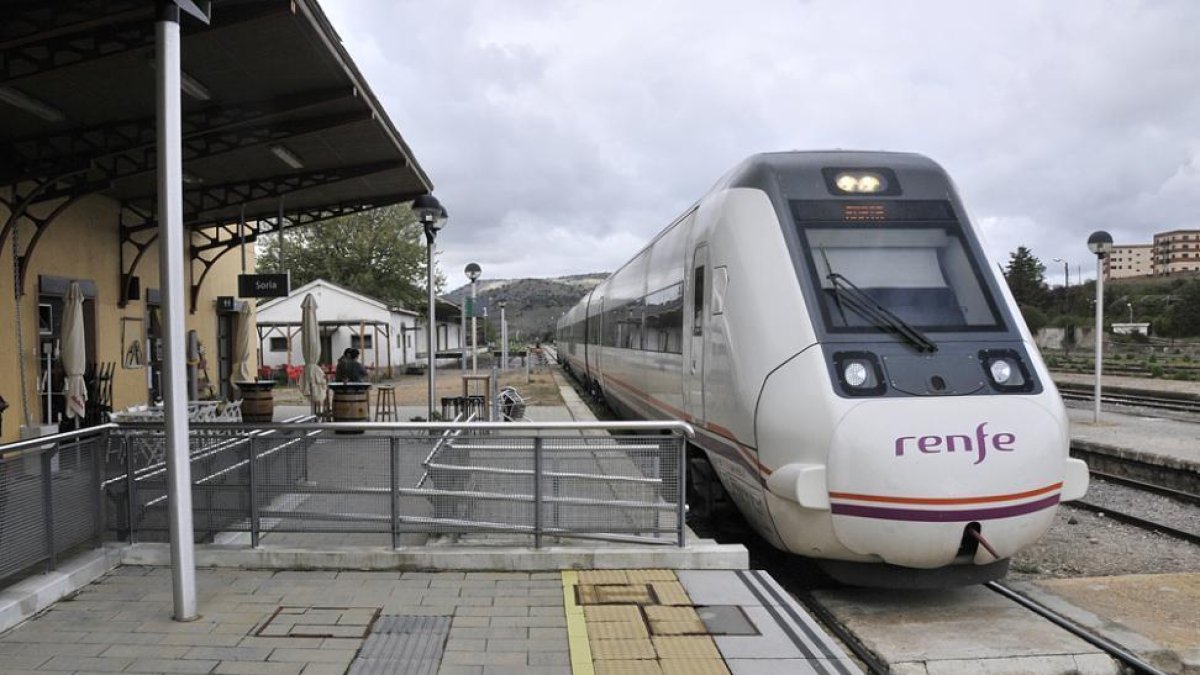 Un tren de la línea entre Soria y Madrid. MARIO TEJEDOR