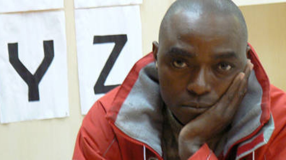 Ibrahima, con un gesto a medio camino entre el cansancio y la tristeza, procede de Costa de Marfil y reside en Soria desde el año 2008. / P. P. S.-