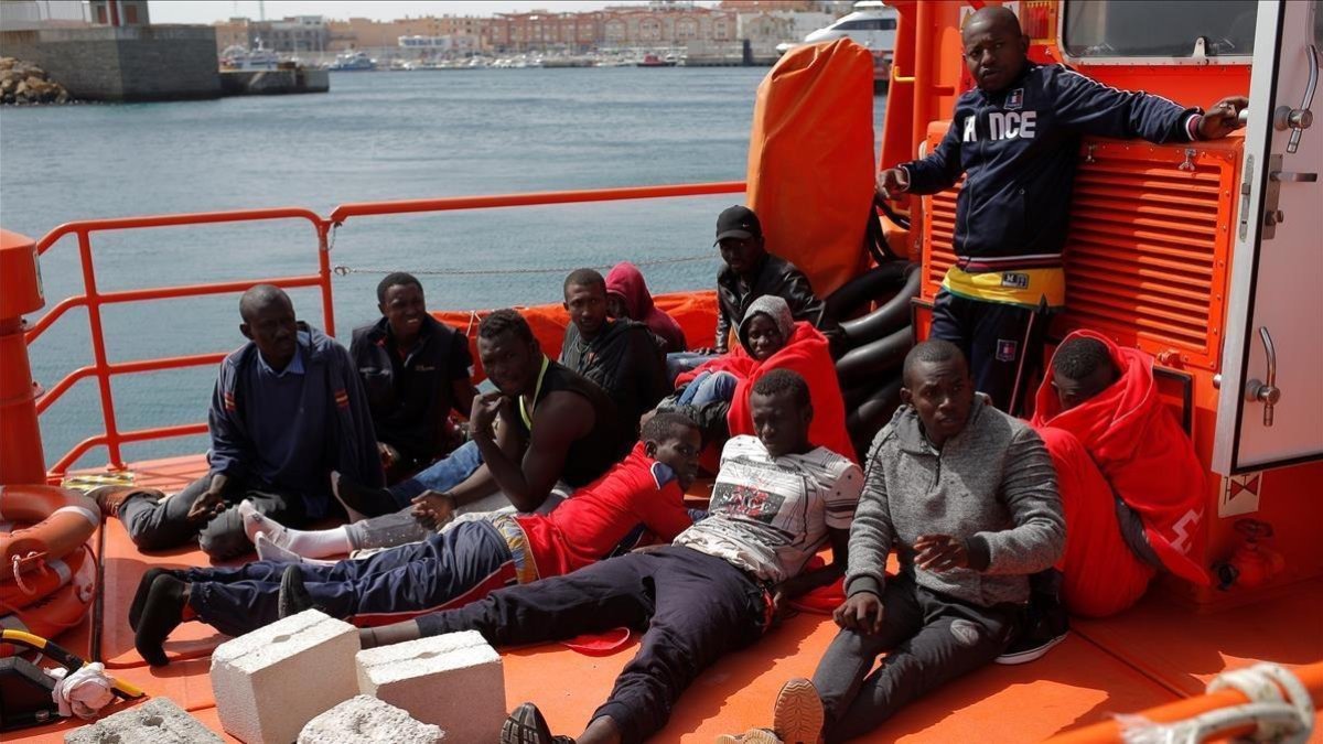 Inmigrantes rescatados llegan al puerto de Tarifa, el 17 de julio. /-REUTERS / JON NAZCA