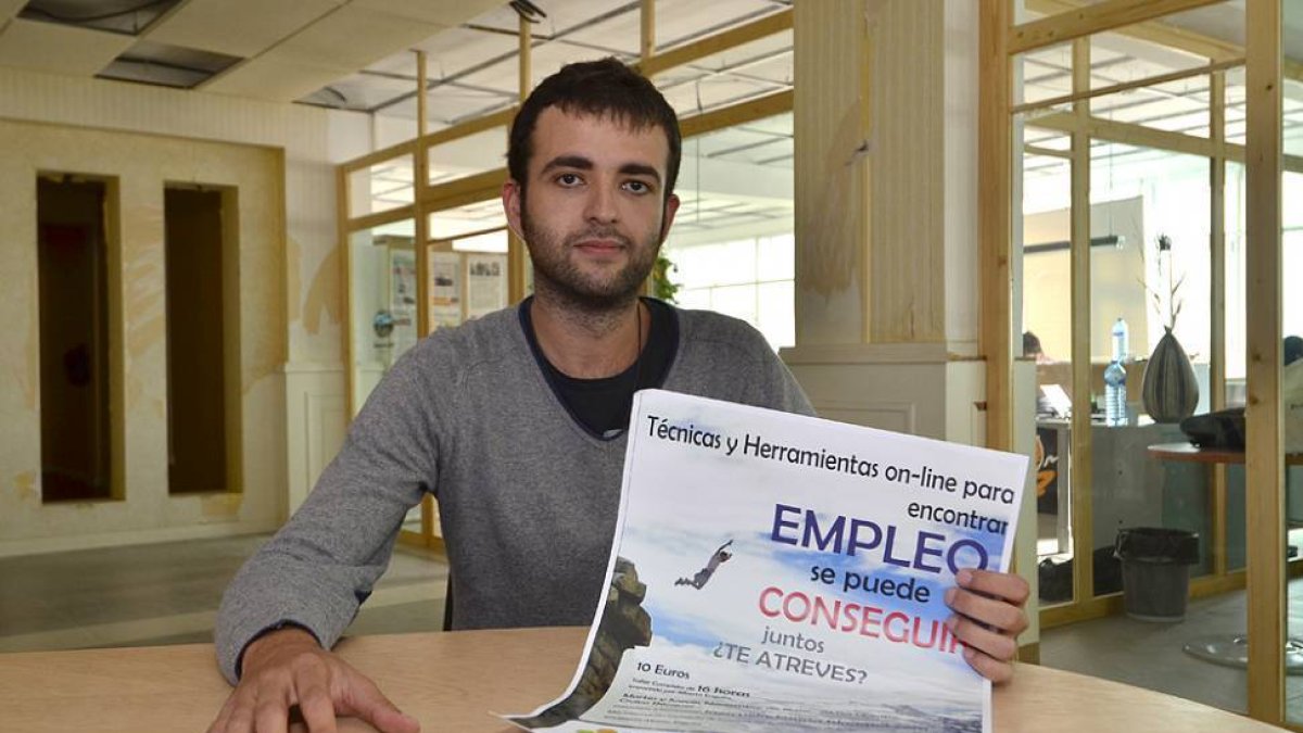 Alberto Enguita, ayer, posa con el cartel del taller que dirige, a través de Colmena de Talento.-ÁLVARO MARTÍNEZ