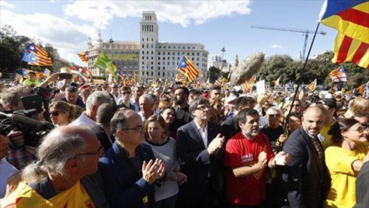 El presidente Puigdemont, en la manifestación de ayer.-JULIO CARBÓ