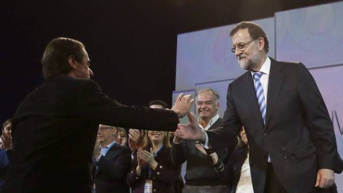 El presidente del Gobierno, Mariano Rajoy, saluda a José María Aznar al finalizar el acto de clausura de la convención nacional del PP.-Foto: L.L GUILLÉN / EFE