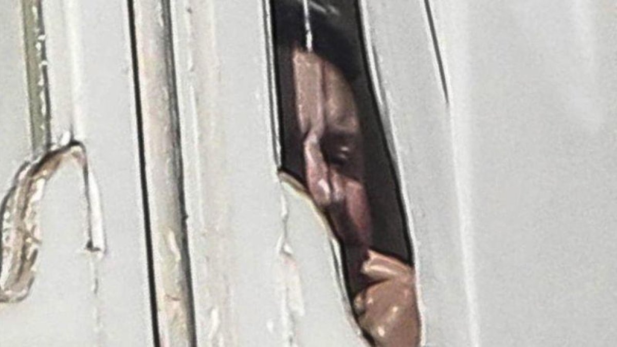 Renzi, a través de la ventana de su despacho del palacio Chigi.-EFE / GIUSEPPE LAMI