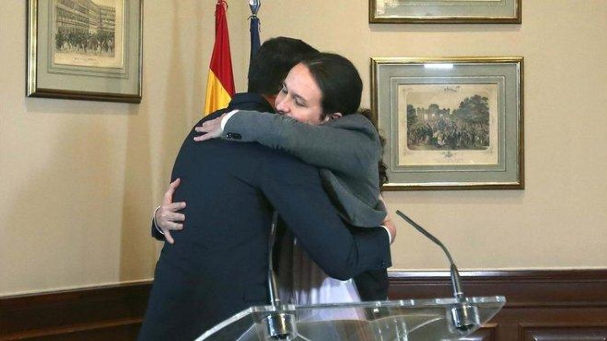 Pedro Sánchez y Pablo Iglesias se abrazan tras la firma de su preacuerdo de coalición, el pasado 12 de noviembre.-DAVID CASTRO