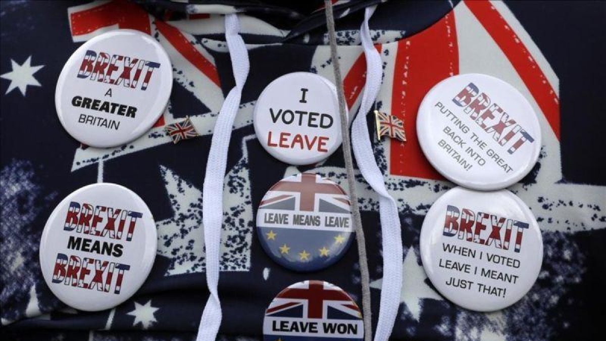 Símbolos a favor del brexit en la ropa de un manifestante a las puertas del Parlamento británico.-KIRSTY WIGGLESWORTH (AP)