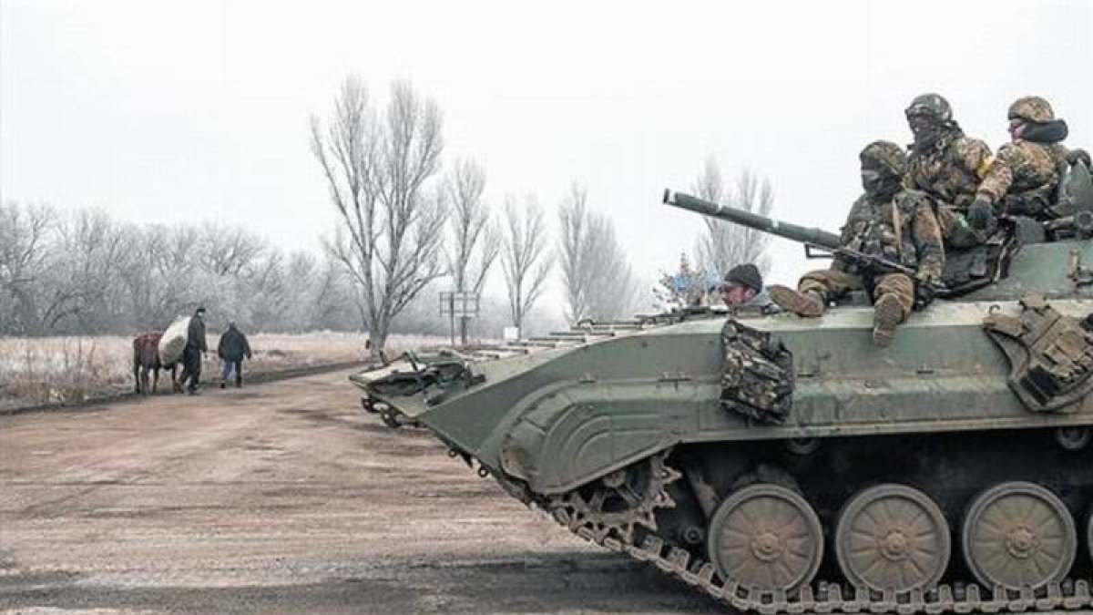 Fuerzas ucranianas se dirigen en un blindado hacia Debaltseve, en la región de Donetsk, ayer, horas antes de que entrara en vigor el alto el fuego.-Foto: AFP