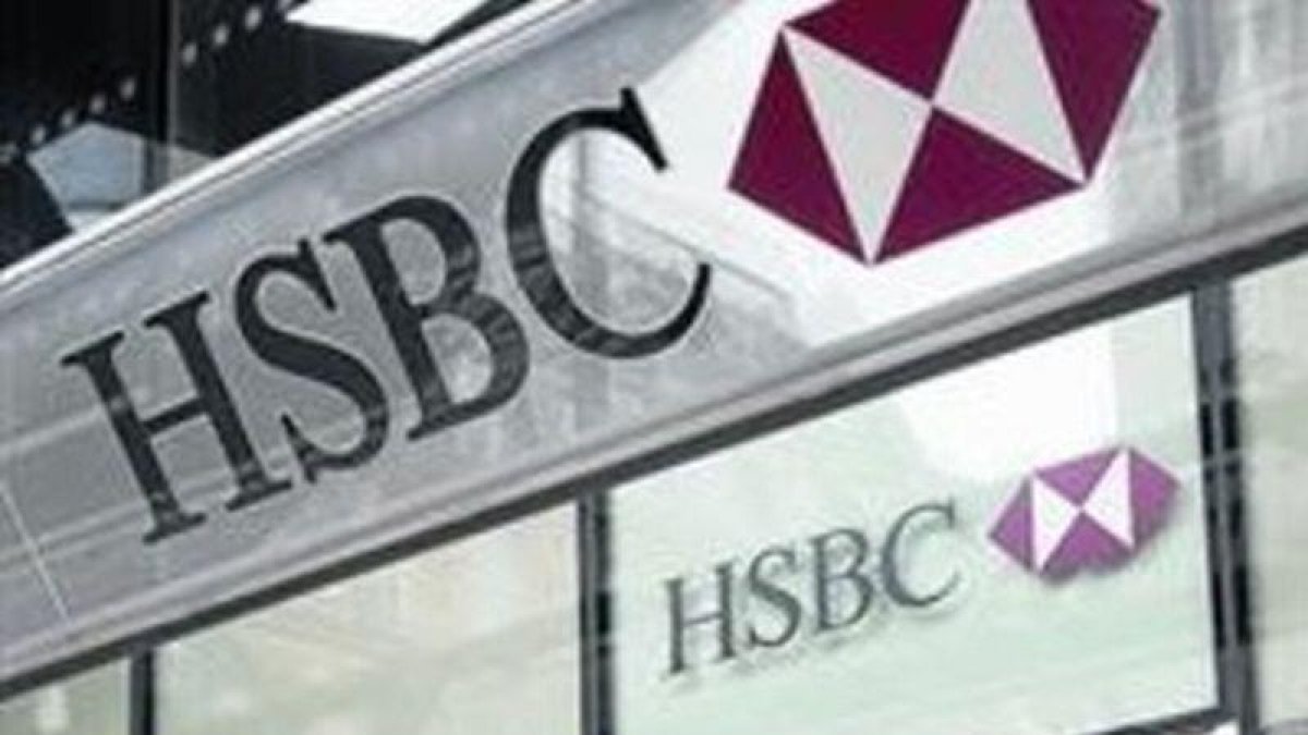Un cliente entre en una sucursal del HSBC en Londres.-AFP / JUSTIN TALLIN