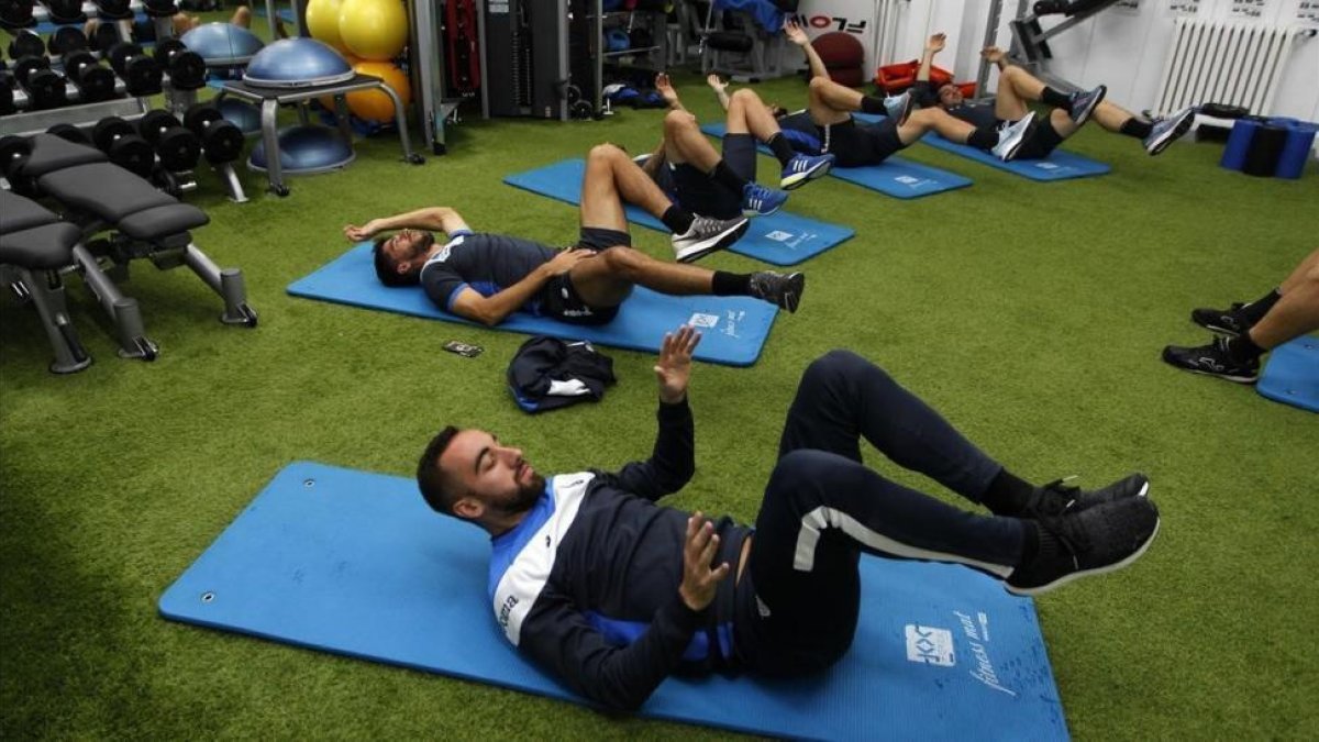 Varios jugadores del Espanyol se ejercitan en el gimnasio.-CARLOS MIRA