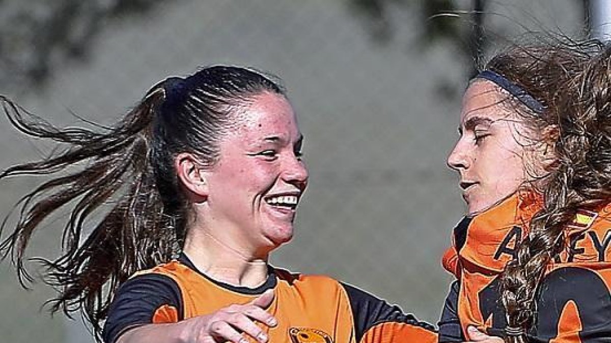 Marta Charle va a abrazar a sus compañeras en uno de los últimos partidos del Parquesol de Valladolid.-DIARIO DE VALLADOLID