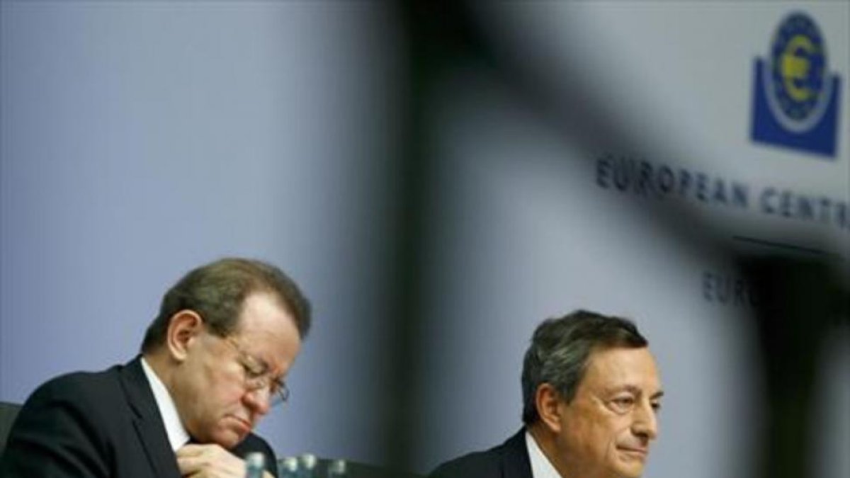 Vítor Constancio y Mario Draghi, vicepresidente y presidente del Banco Central Europeo.-REUTERS / RALPH ORLOWSKI
