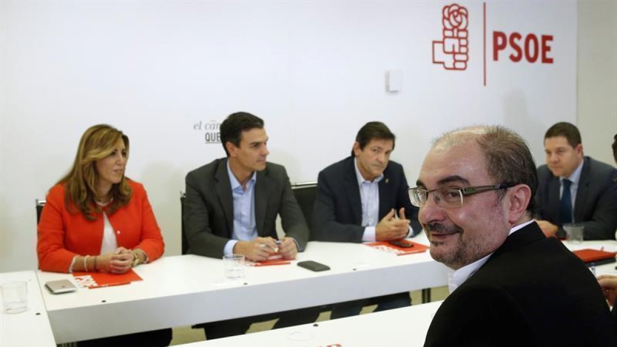El presidente de Aragón, Javier Lambán (d), asiste a la reunión que el secretario general del PSOE, Pedro Sánchez (2i-fondo), ha mantenido con los presidentes autonómicos socialistas, y el líder del PSC, Miquel Iceta, esta tarde en la sede del partido, en-EFE/Kiko Huesca