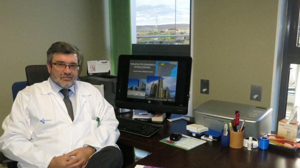 El dermatólogo Manuel Ángel Rodríguez en las instalaciones del Hospital de León.-EL MUNDO