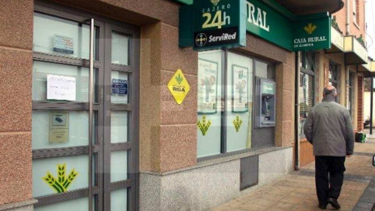 Fachada de la sucursal bancaria de Morales del Vino (Zamora).-EFE / MARIAM A. MONTESINOS