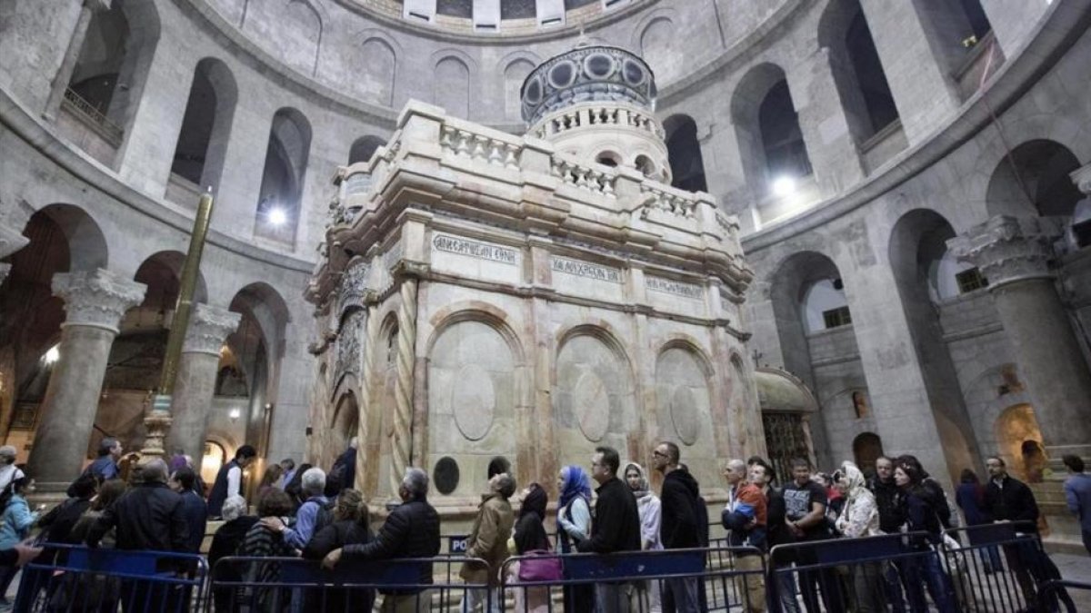 Varias personas visitan la tumba de Jesucristo en la iglesia del Santo Sepulcro, en la Ciudad Vieja de Jerusalén, el 21 de marzo.-ABIR SULTAN