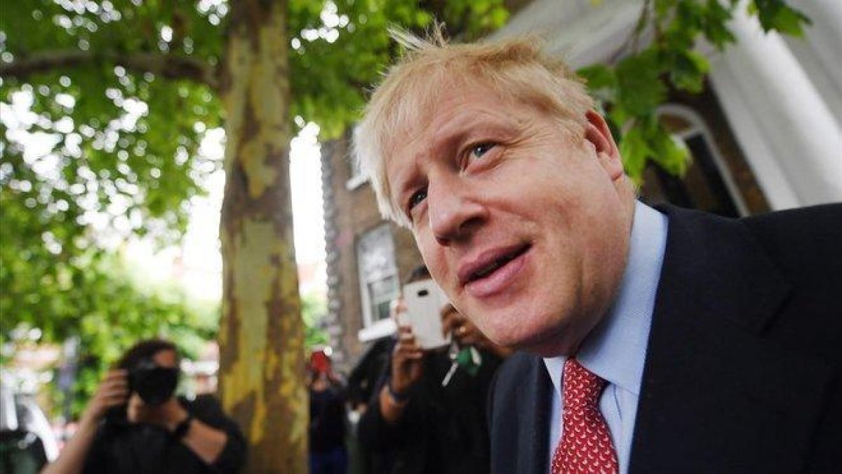 El exministro de Exteriores británico y candidato a liderar el Partido Conservador, Boris Johnson, sale de su casa de Londres este miércoles.-EFE / ANDY RAIN