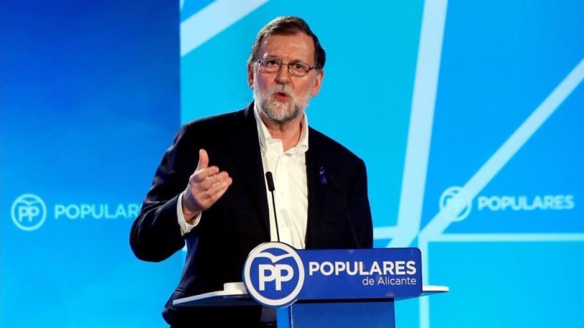 Rajoy, en el mitin del PP en Alicante, cuya alcaldía acaba de recuperar el partido.-/ MANUEL LORENZO (EFE)