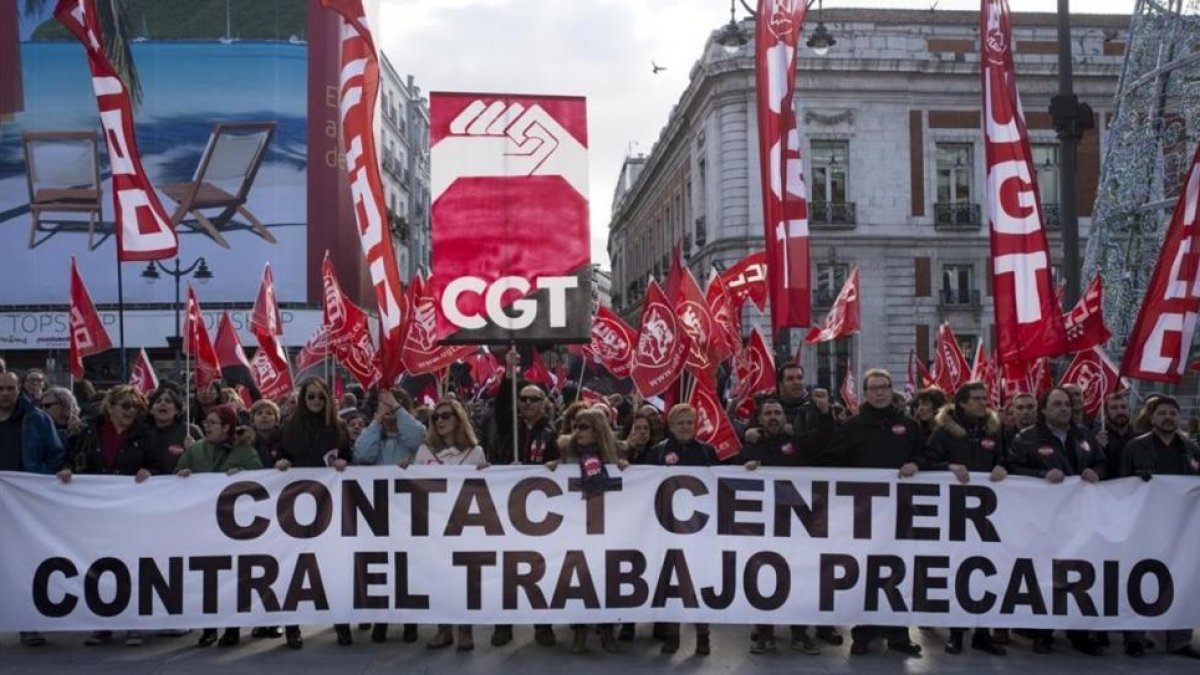 Manifestación de trabajadores de atención telefónica en Madrid.-EFE / LUCA PIERGIOVANNI