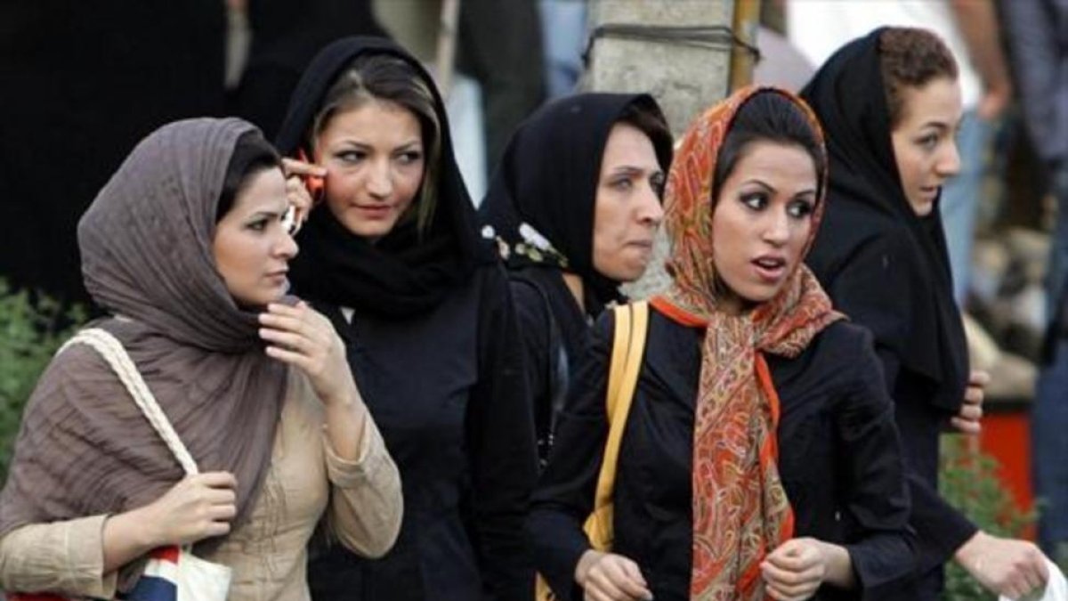 Unas mujeres pasean por una calle de Teherán, la capital de Irán.-AFP / ATTA KENARE