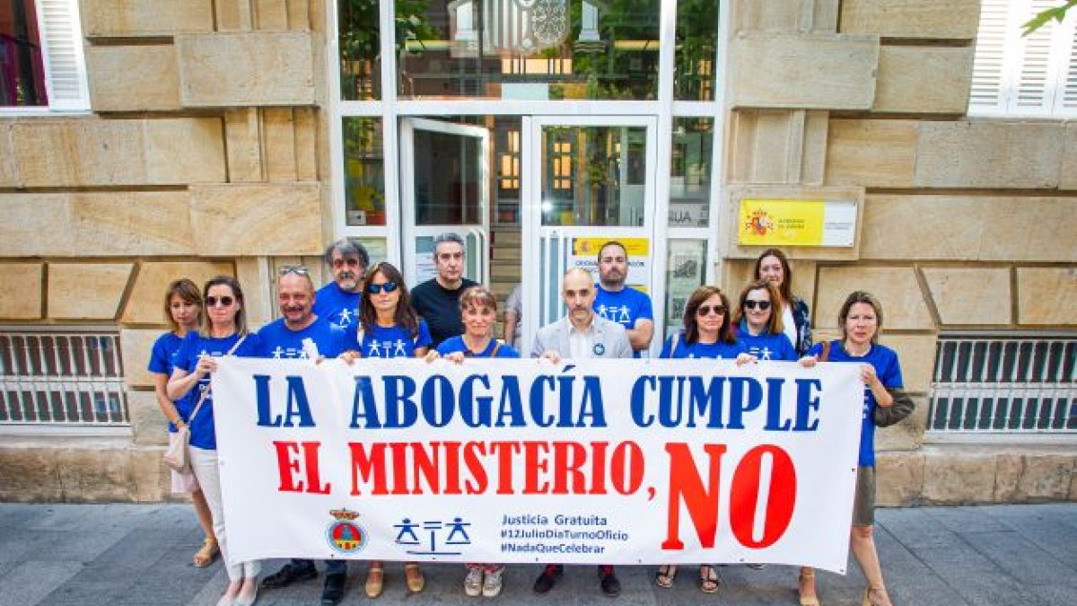 Manifestación reivindicativa de los abogados del turno ante la Subdelegación del Gobierno. MARIO TEJEDOR