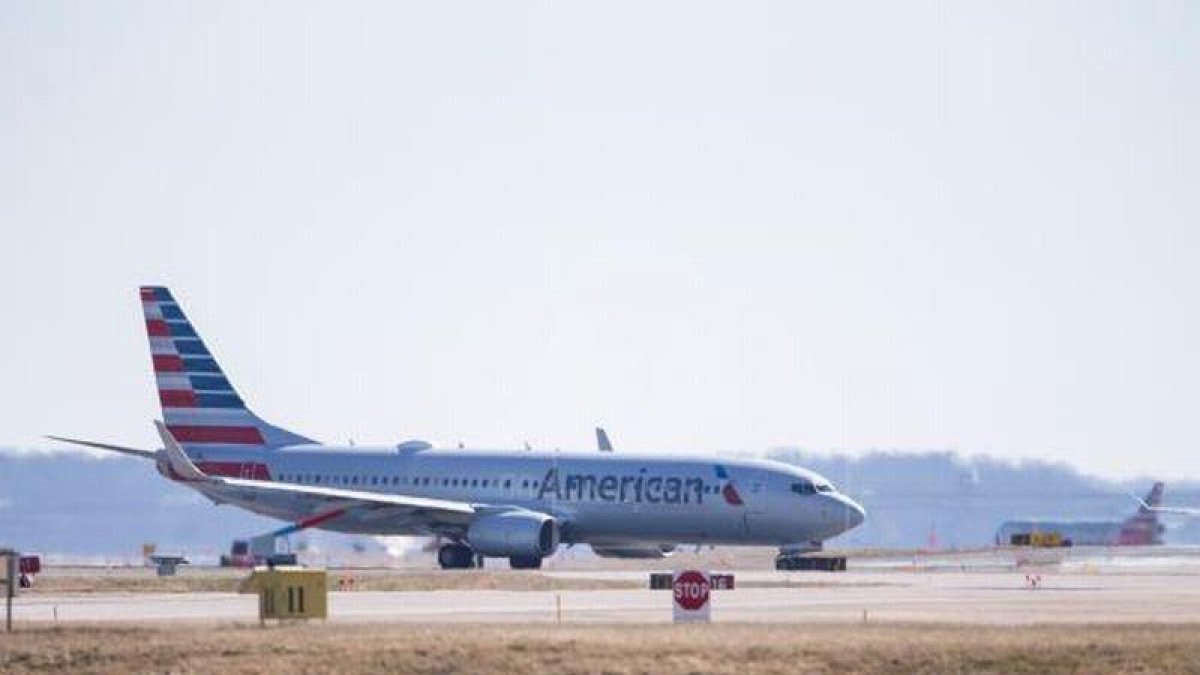 Vista de un avión Boeing 737-800 de American Airlines.-EFE