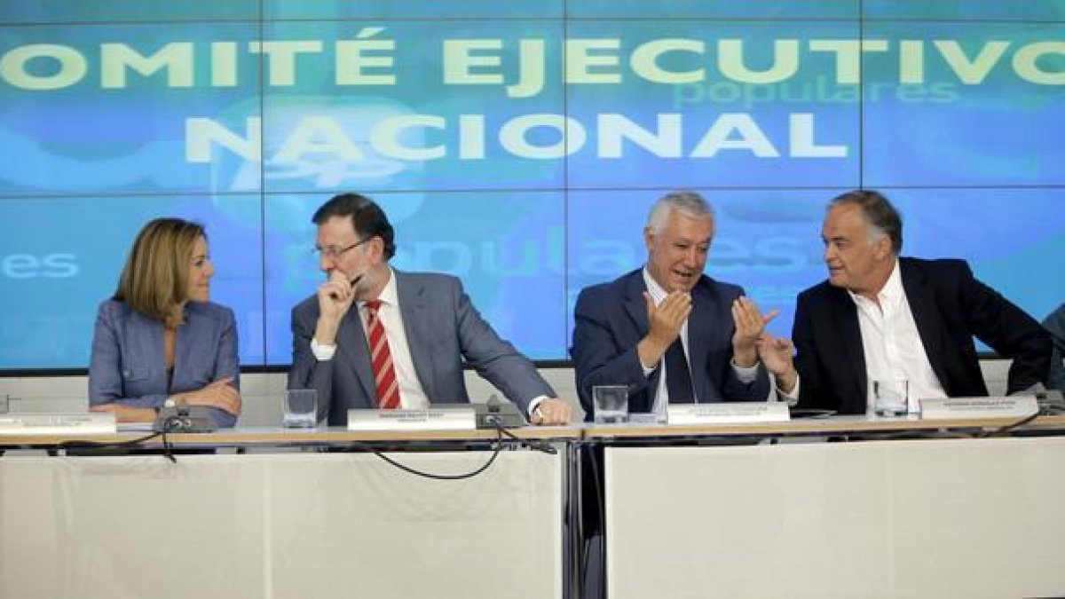 María Dolores de Cospedal, Mariano Rajoy, Javier Arenas y  Gonzalez Pons, en el Comité Ejecutivo.-JOSE LUIS ROCA