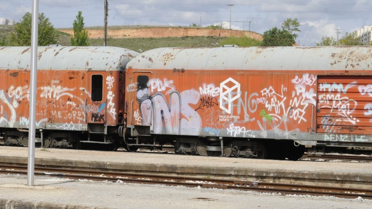 Vagones con pintadas en estación de Soria en una imagen de archivo. HDS