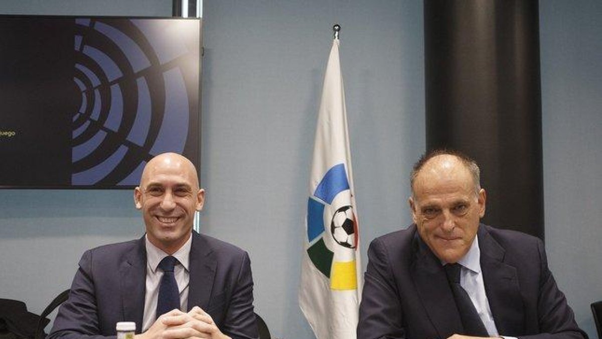 Javier Tebas (d) junto a Luis Rubiales en la sede de La Liga.-EUROPA PRESS