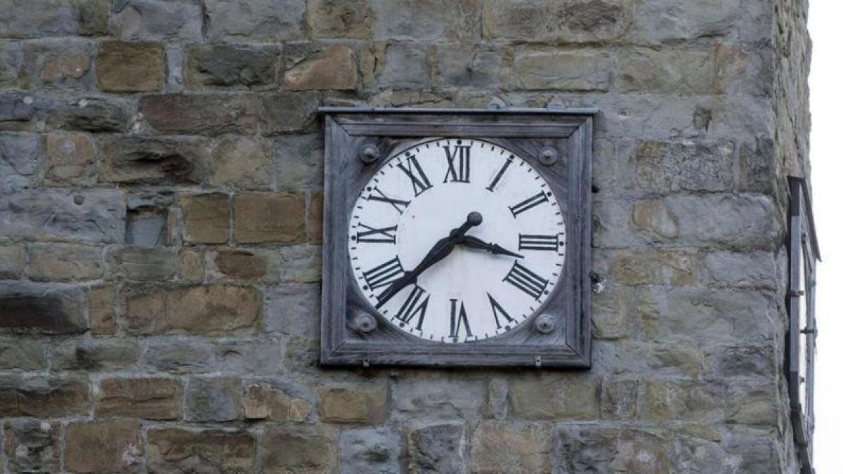 El reloj de la iglesia de Amatrice, detenido a la hora del terremoto.-AP / MASSIMO PERCOSSI