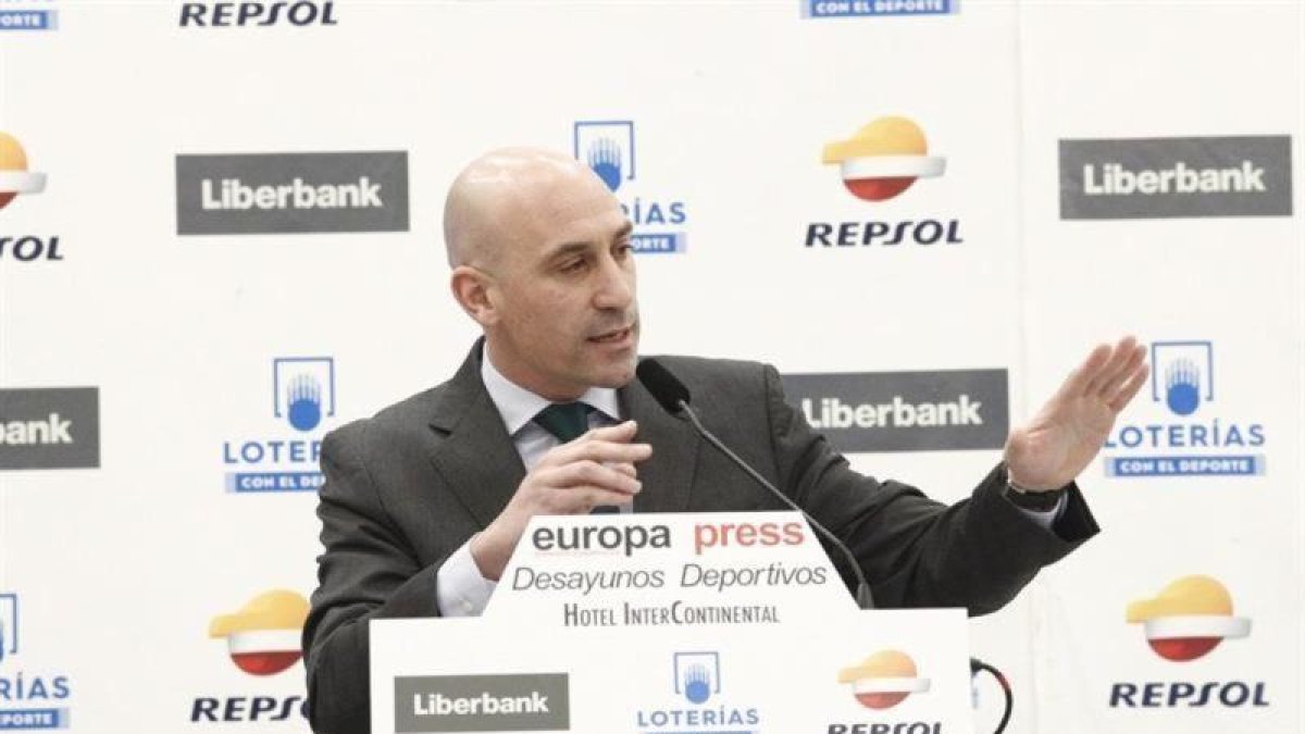Luis Rubiales, durante el desayuno en el que ha anunciado el nuevo formato de la Supercopa de España.-TWITTER / EUROPA PRESS